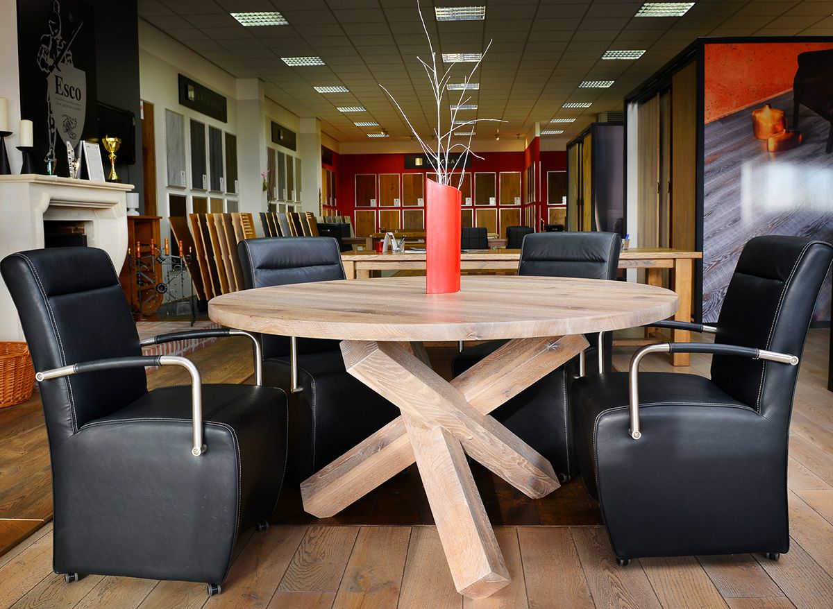 Masivní dubový stůl Roundtable
